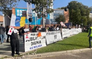 Baja asistencia en la protesta por la pasarela al RETA: 250 abogados y procuradores ante el congreso del PSOE