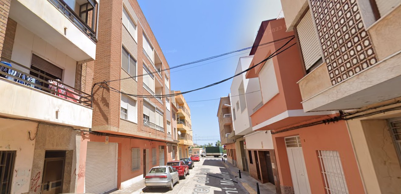 Un joven sufre quemaduras tras un incendio en su vivienda en esta calle de Sueca