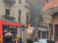 VÍDEO | “Nos hemos asustado, parecía una bomba”: así se ha vivido el incendio con explosiones en una vivienda de Alzira