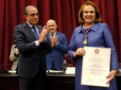 Universidad de Sevilla otorga su medalla de oro a Concha Yoldi