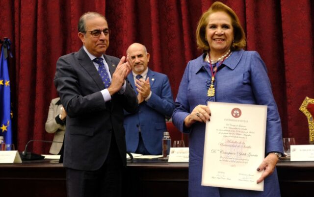 Concha_Yoldi_recibe_la_Medalla_de_Oro_de_la_Universidad_de_Sevilla.jpg