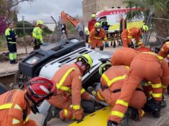 Un camión ‘cae de culo’ en una acequia cerca de Alzira