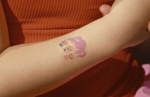 Isdin crea un tatuaje solar educativo para enseñar fotoprotección a los niños