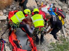 Un hombre cae por un talud de siete metros junto al faro de Cullera