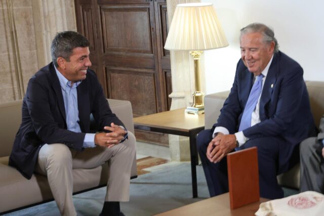 El_Presidente_de_la_Generalitat_Carlos_Mazon_se_reune_con_Luis_Miguel_Romero_decano_de_la_Real_Academia_de_Cultura_Valenciana.jpg