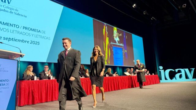 Nuria_Martinez_asiste_al_juramento_de_220_nuevos_letrados_y_entrega_de_medallas_en_Valencia.jpg