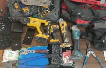 Un policía fuera de servicio frustra un robo en un portal de Alzira