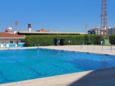 Una niña “se hace rica” tras un susto inesperado en la piscina de Alzira