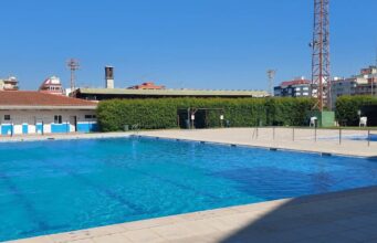 Una niña “se hace rica” tras un susto inesperado en la piscina de Alzira