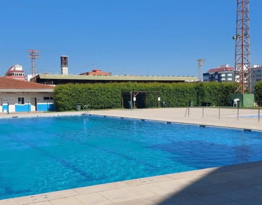 Una niña “se hace rica” tras un susto inesperado en la piscina de Alzira