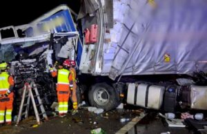 Un tráiler salta la mediana y provoca el caos en la A-7 en L’Alcúdia