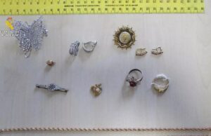 Un coche lleno de joyas delata a dos ladrones en Alzira