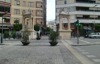 Un motorista borracho destruye parte de un monumento de Alzira