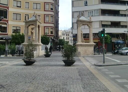 Un motorista borracho destruye parte de un monumento de Alzira