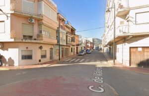 Rescatan a una vecina de un edificio en llamas en Corbera