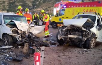 Muere una mujer en un choque frontal entre dos coches en Cullera
