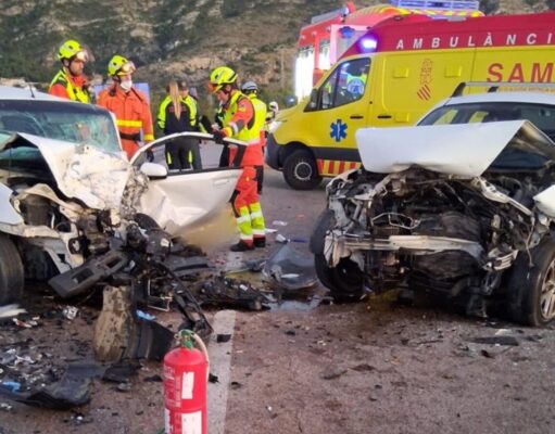 Muere una mujer en un choque frontal entre dos coches en Cullera