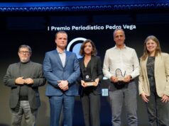El Palau Macaya acoge el homenaje a Pedro Vega en el estreno del Premio Periodístico