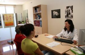 La Conselleria de Sanidad refuerza el cribado para combatir la violencia de género en los acuerdos de gestión de 2026