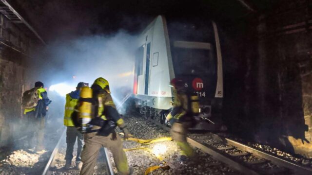 Metrovalencia_lleva_a_cabo_un_simulacro_de_incendio_en_un_tren_de_la_Linea_1_y_2_en_Angel_Guimera.jpg
