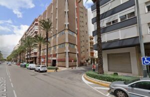 La pasarela del mercado, símbolo del abandono municipal en Alzira