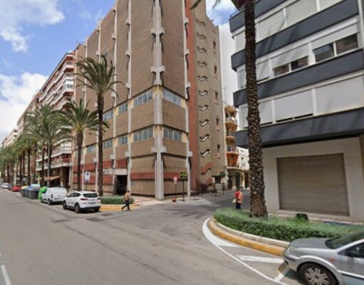 La pasarela del mercado, símbolo del abandono municipal en Alzira