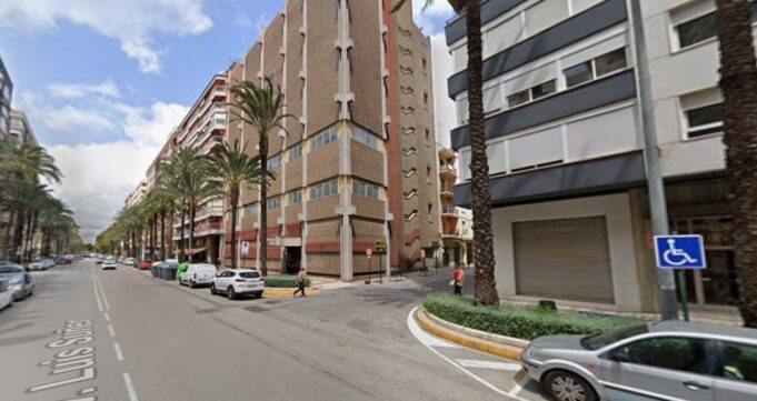 La pasarela del mercado, símbolo del abandono municipal en Alzira