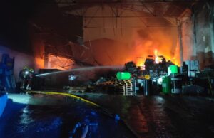 Un incendio con explosiones sacude una nave en pleno barrio de Alzira