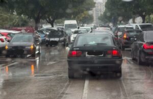 Denuncian el descontrol diario en los accesos al Lluís Vives