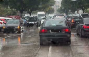 Denuncian el descontrol diario en los accesos al Lluís Vives