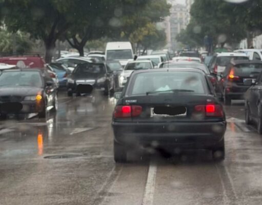 Denuncian el descontrol diario en los accesos al Lluís Vives