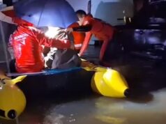 Rescatan en barca a dos ancianos atrapados por la lluvia en Carcaixent