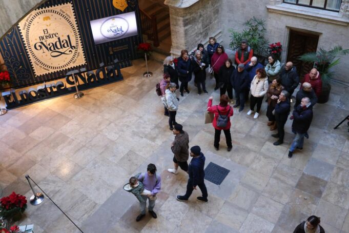 El Palau de la Generalitat Atrae a 5.800 Visitantes en su Primer Fin de Semana de ‘El nostre Nadal’