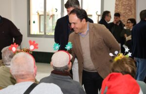 El President Pérez Llorca celebra las fiestas navideñas con los residentes del Asilo Santa Marta en Villajoyosa