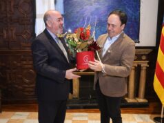 Juanfran Pérez Llorca recibe el tradicional centro navideño del Gremio de Floristas de la Comunitat Valenciana