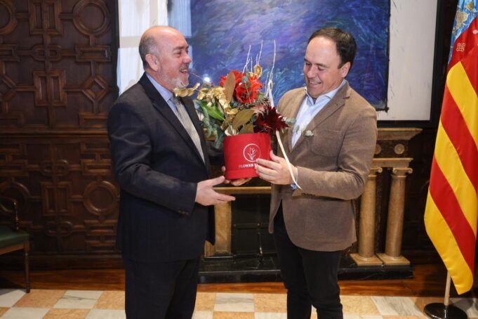 Juanfran Pérez Llorca recibe el tradicional centro navideño del Gremio de Floristas de la Comunitat Valenciana