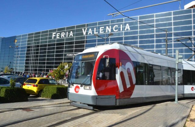 Metrovalencia_ofrece_servicio_especial_de_tranvia_para_la_Feria_del_Automovil_en_Valencia.jpg