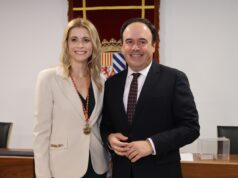Pérez Llorca Elogia la Capacidad Profesional de la Nueva Alcaldesa de Finestrat en su Toma de Posesión