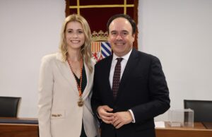 Pérez Llorca Elogia la Capacidad Profesional de la Nueva Alcaldesa de Finestrat en su Toma de Posesión