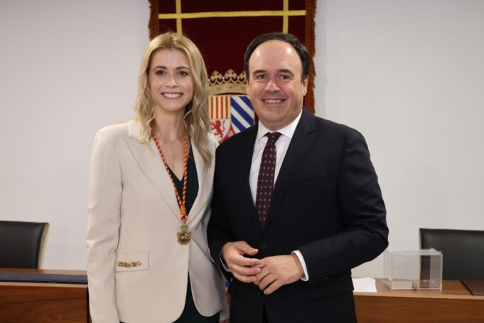 Pérez Llorca Elogia la Capacidad Profesional de la Nueva Alcaldesa de Finestrat en su Toma de Posesión