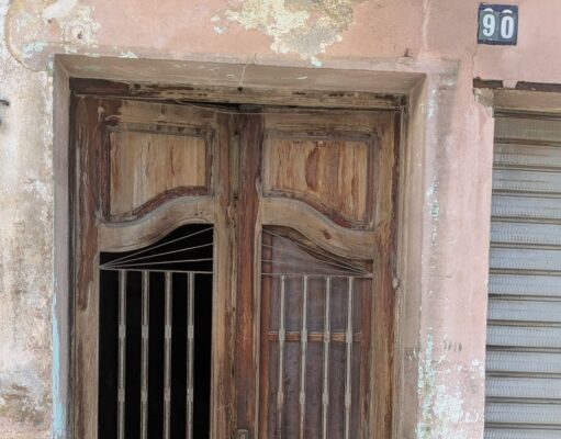 Ocupar, delinquir, huir… y volver: la historia repetida en una casa de Alzira