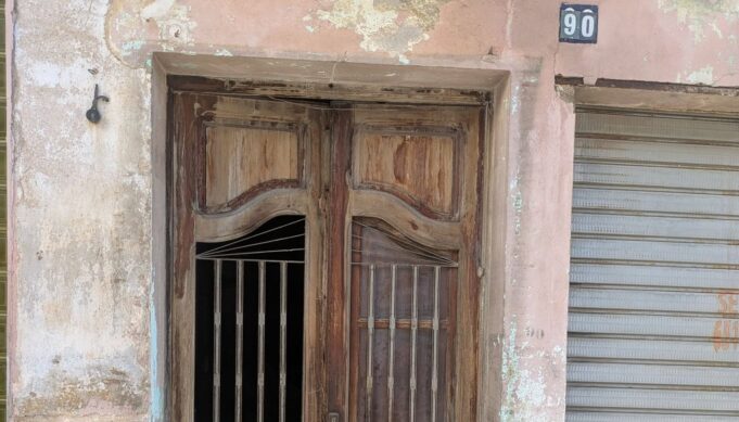 Ocupar, delinquir, huir… y volver: la historia repetida en una casa de Alzira