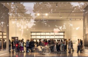 El IVAM se despide de la exposición ‘Habitar las sombras’ con una destacada colección en blanco y negro