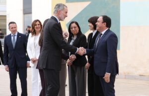 El president Pérez Llorca se une a los Reyes en la inauguración de la exposición ‘Salvem les fotos’ sobre la recuperación de imágenes tras la DANA