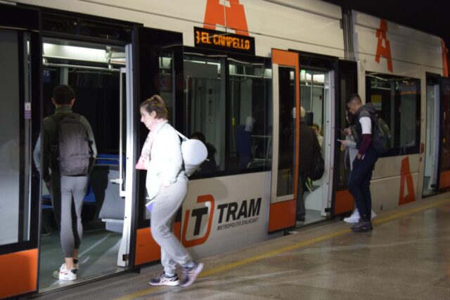Estudio_revela_que_un_cuarto_de_los_usuarios_del_TRAM_dAlacant_prefiere_este_medio_al_automovil.jpg