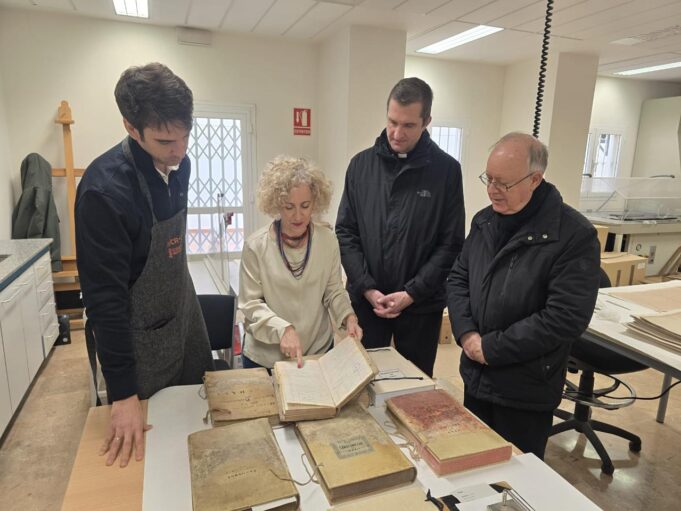 Recuperación de libros de la Parroquia de Nuestra Señora del Rosario en Sedaví tras la riada