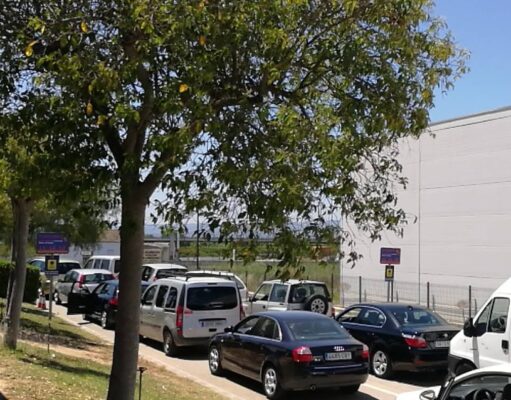 Crece el enfado en Alzira por pagar la ITV antes de saber la cita