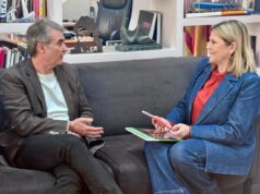 La consellera Carmen Ortí reconoce al guitarrista valenciano Rafael Serrallet, galardonado con el Grammy 2025 por su álbum instrumental