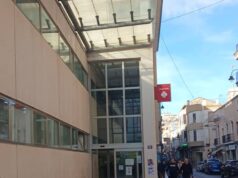 Un perro muerde en la cara a un niño que iba en su carrito en Alzira