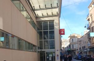 Un perro muerde en la cara a un niño que iba en su carrito en Alzira